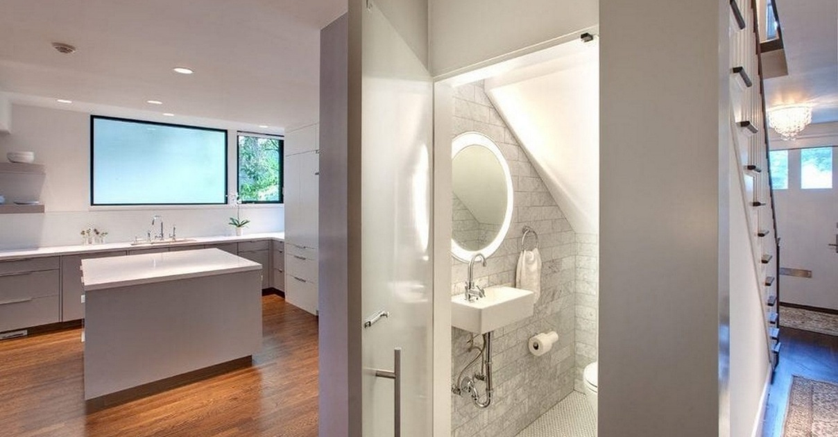 Cửa nhà vệ sinh đối diện cầu thang