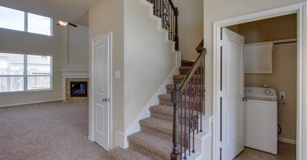 Cửa nhà vệ sinh đối diện cầu thang